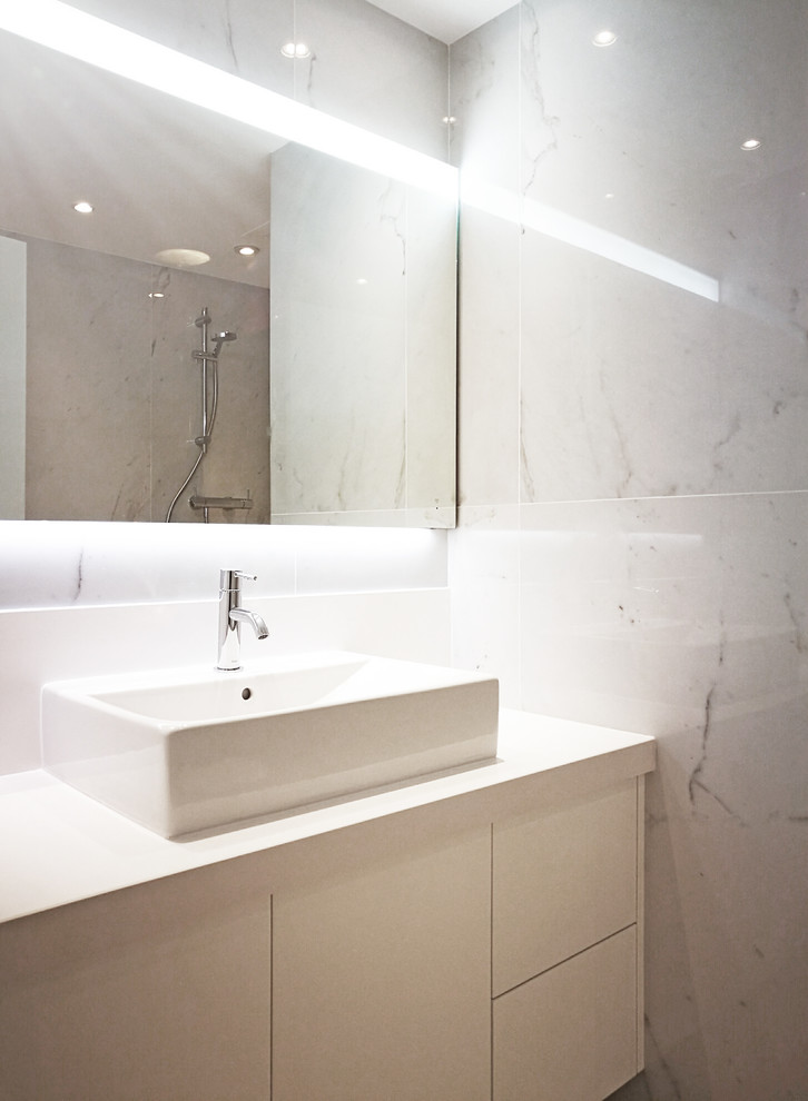 Traditional bathroom in Barcelona with a built-in shower, a two-piece toilet, white tiles, marble tiles, white walls, marble flooring, a vessel sink, white floors and white worktops.