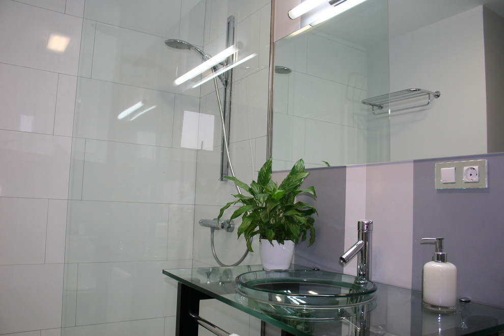 Imagen de cuarto de baño tradicional renovado pequeño con ducha a ras de suelo, paredes multicolor, aseo y ducha, lavabo encastrado y encimera de vidrio
