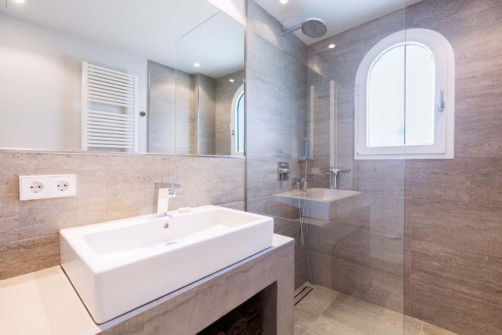 Esempio di una stanza da bagno con doccia tradizionale di medie dimensioni con doccia a filo pavimento, pareti beige, pavimento con piastrelle in ceramica e lavabo a bacinella