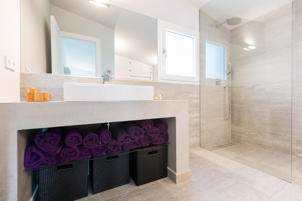 Imagen de cuarto de baño clásico renovado de tamaño medio con ducha a ras de suelo, paredes beige, aseo y ducha y lavabo sobreencimera