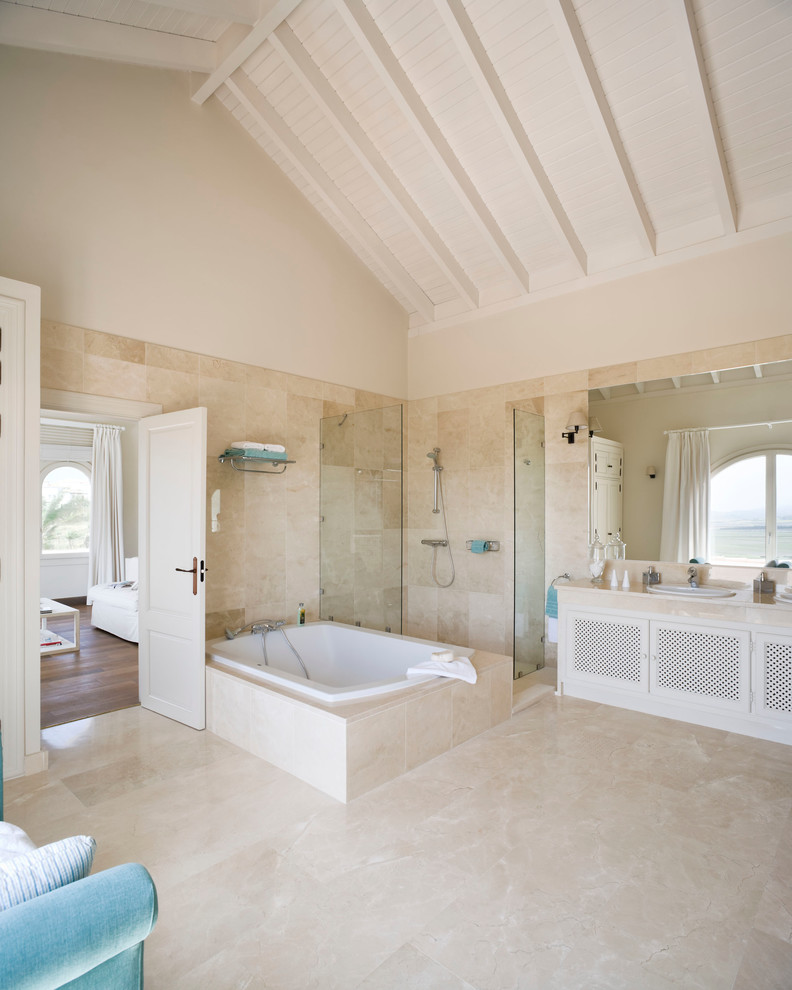 Идея дизайна: большая главная ванная комната в средиземноморском стиле с белыми фасадами, накладной ванной, угловым душем и накладной раковиной