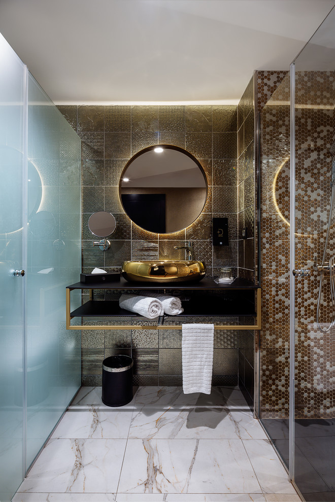 Идея дизайна: ванная комната в современном стиле с открытыми фасадами, коричневой плиткой, белой плиткой, настольной раковиной, бежевым полом, душем с распашными дверями и черной столешницей