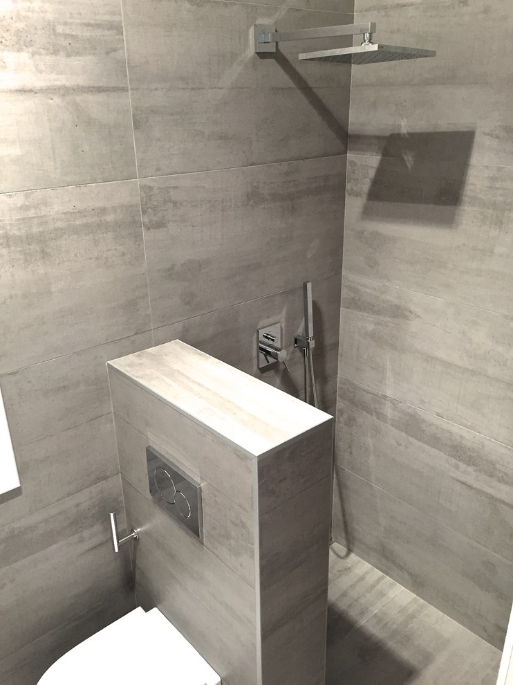 Idéer för mellanstora nordiska badrum, med släta luckor, svarta skåp, en vägghängd toalettstol, vit kakel, cementkakel, flerfärgade väggar, ljust trägolv, ett fristående handfat och träbänkskiva