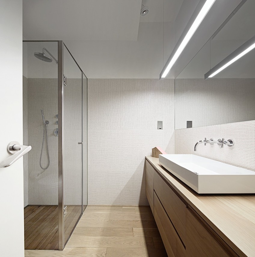 Источник вдохновения для домашнего уюта: ванная комната среднего размера в скандинавском стиле с фасадами островного типа, угловым душем, светлым паркетным полом, душевой кабиной и настольной раковиной