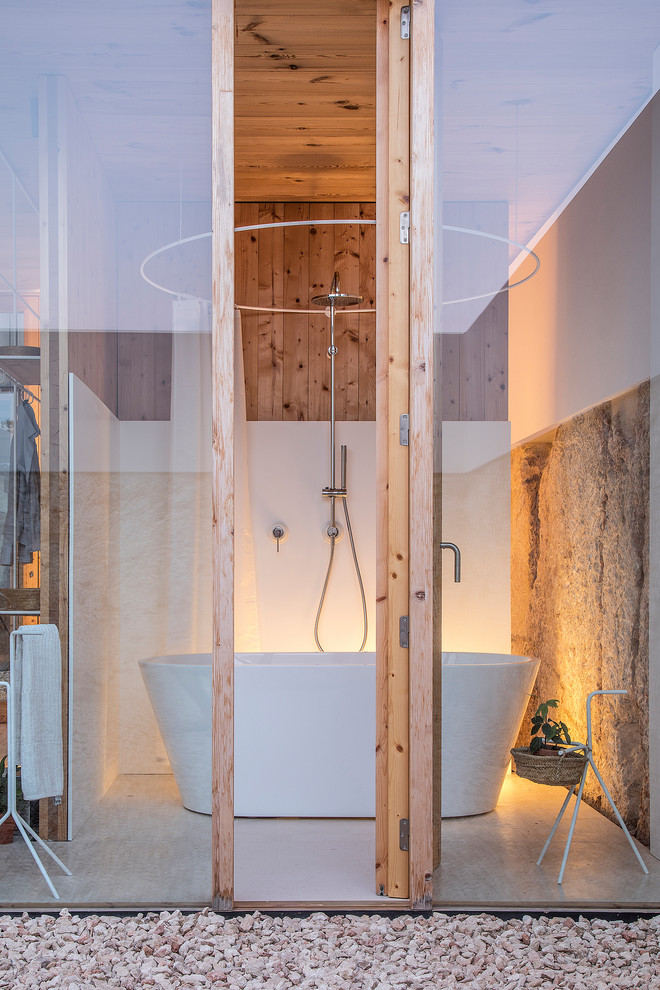 На фото: ванная комната среднего размера в средиземноморском стиле с