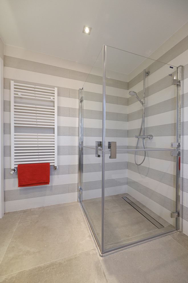 Imagen de cuarto de baño clásico renovado de tamaño medio con ducha a ras de suelo, paredes grises, suelo de baldosas de porcelana, lavabo suspendido, suelo gris y ducha con puerta con bisagras