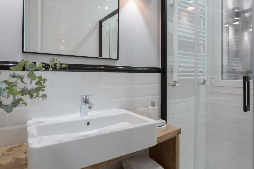 Immagine di una stanza da bagno scandinava di medie dimensioni