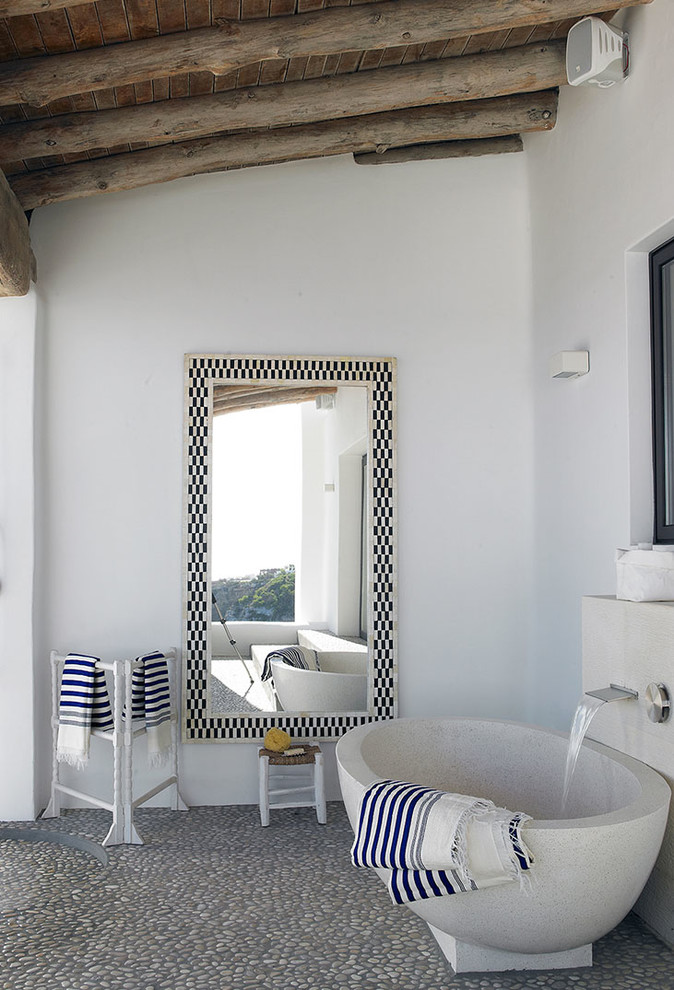 Foto di una stanza da bagno mediterranea di medie dimensioni con vasca freestanding e pareti bianche