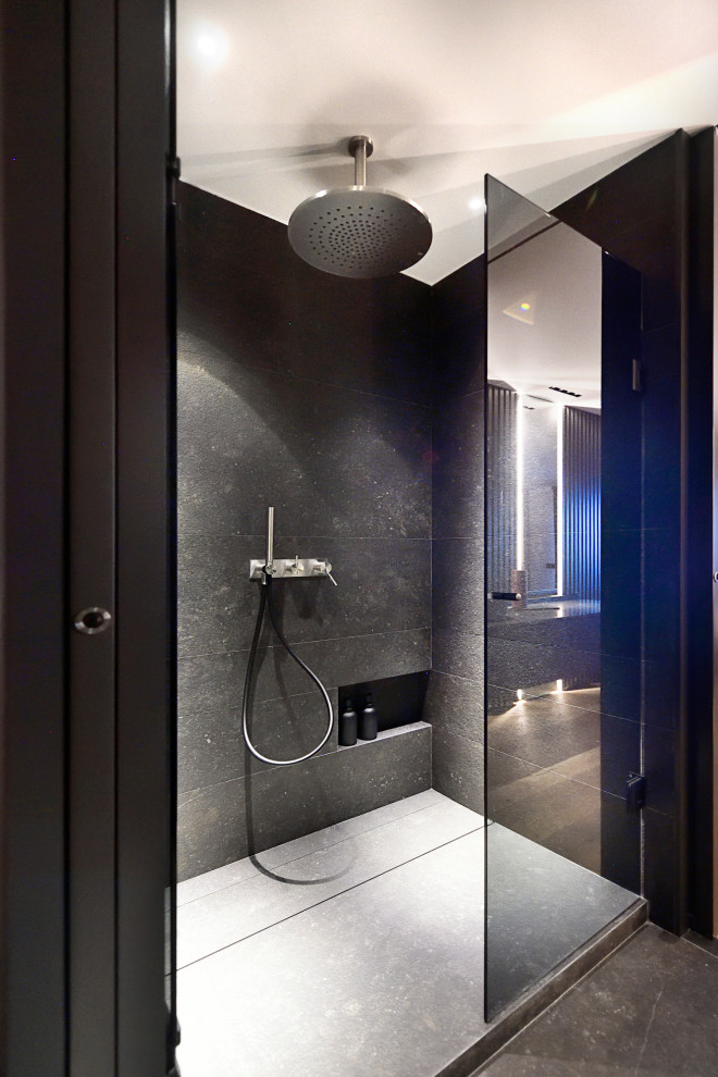 Ejemplo de cuarto de baño principal, actual, grande, con ducha empotrada, baldosas y/o azulejos negros y suelo gris