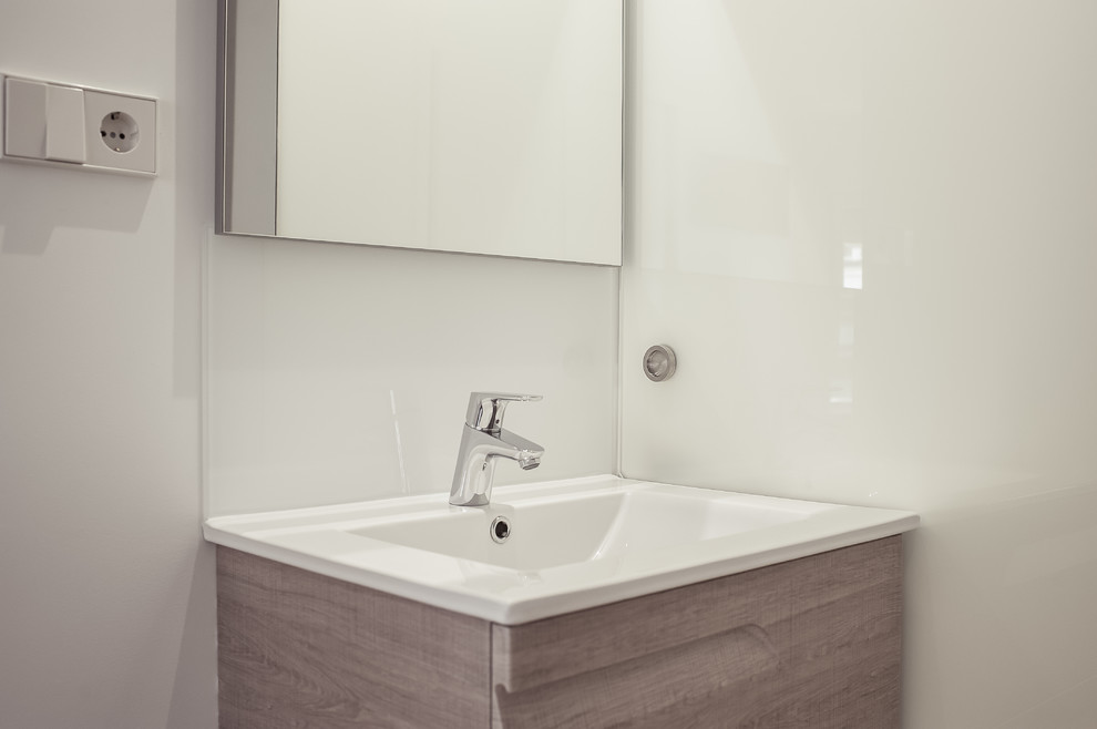 Modelo de cuarto de baño principal moderno de tamaño medio con puertas de armario de madera clara