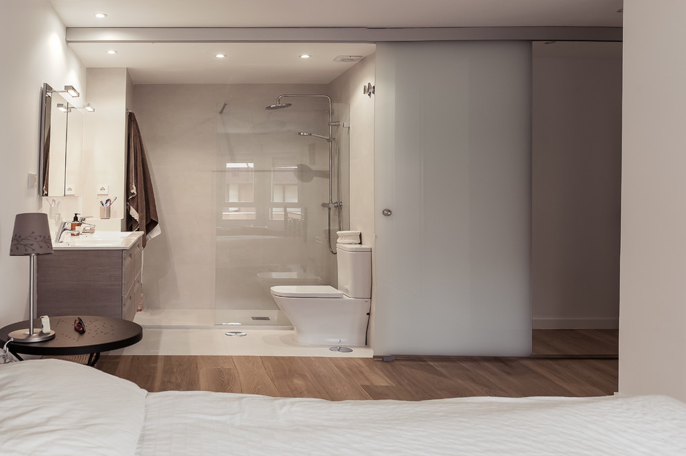 Imagen de cuarto de baño principal moderno de tamaño medio con puertas de armario de madera clara