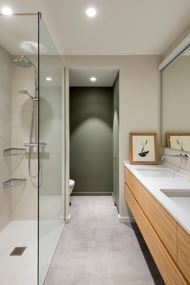 Foto på ett minimalistiskt vit badrum, med släta luckor, skåp i mellenmörkt trä, grått golv, en öppen dusch, beige kakel, gröna väggar, ett undermonterad handfat och med dusch som är öppen