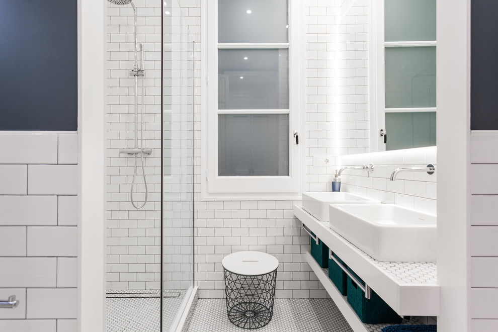 Идея дизайна: главная ванная комната в современном стиле с угловым душем, белой плиткой, плиткой кабанчик, синими стенами, полом из мозаичной плитки, консольной раковиной, столешницей из плитки, белым полом и открытым душем