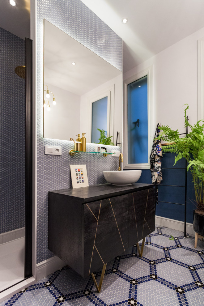 Foto på ett medelhavsstil brun badrum, med skåp i mörkt trä, en dusch i en alkov, blå kakel, mosaik, vita väggar, mosaikgolv, ett fristående handfat, träbänkskiva, rött golv, med dusch som är öppen och släta luckor