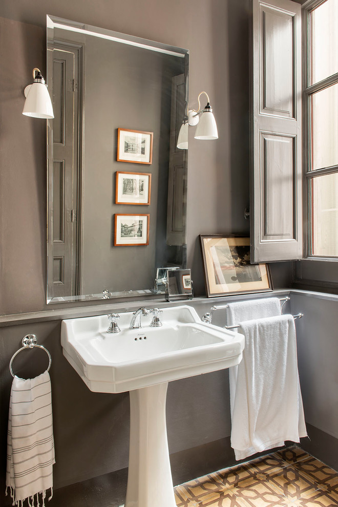Стильный дизайн: ванная комната в классическом стиле с серыми стенами, раковиной с пьедесталом и разноцветным полом - последний тренд