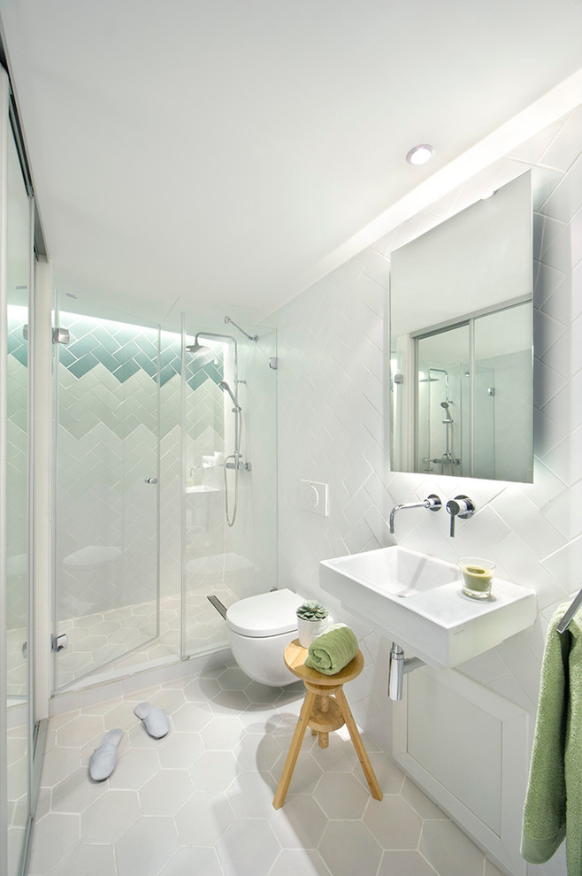 Свежая идея для дизайна: ванная комната среднего размера в современном стиле с подвесной раковиной, душем в нише, инсталляцией, разноцветной плиткой, душевой кабиной, керамогранитной плиткой, белыми стенами и полом из керамической плитки - отличное фото интерьера