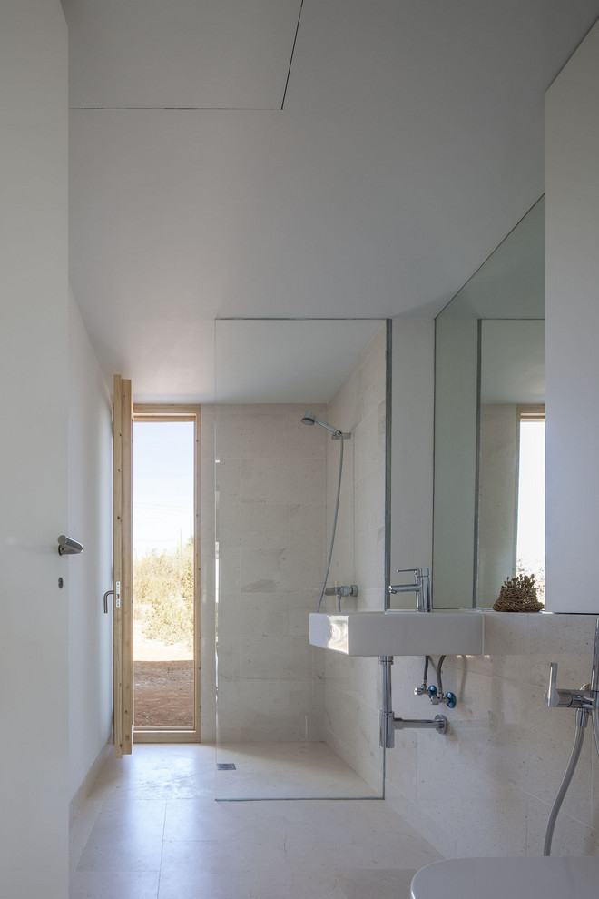 Идея дизайна: маленькая ванная комната в средиземноморском стиле для на участке и в саду