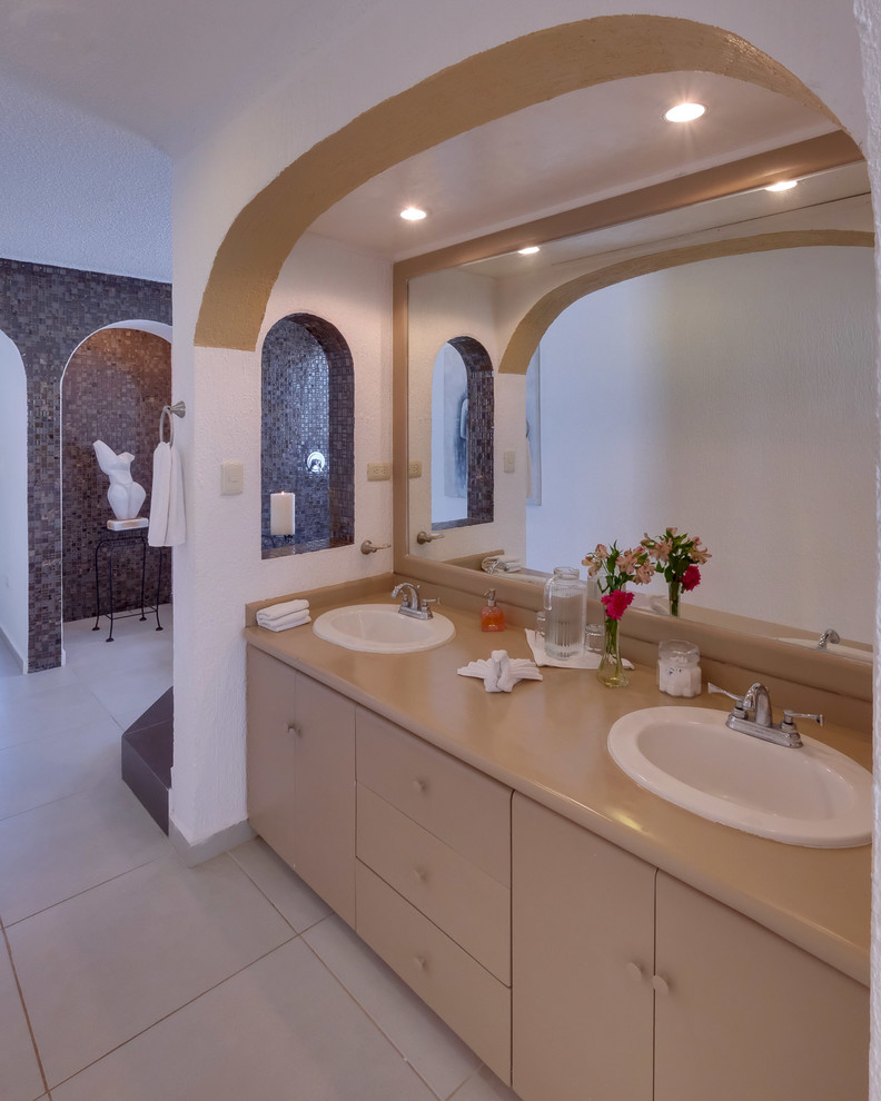 Ejemplo de cuarto de baño exótico grande con aseo y ducha