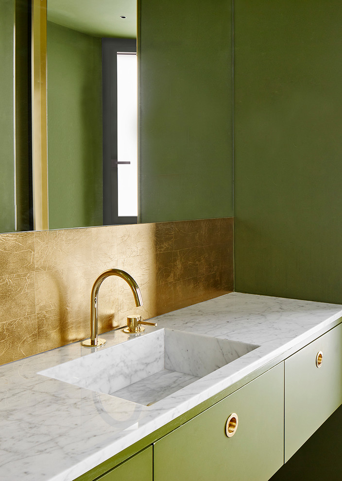 Свежая идея для дизайна: ванная комната в скандинавском стиле с зеркалом с подсветкой - отличное фото интерьера