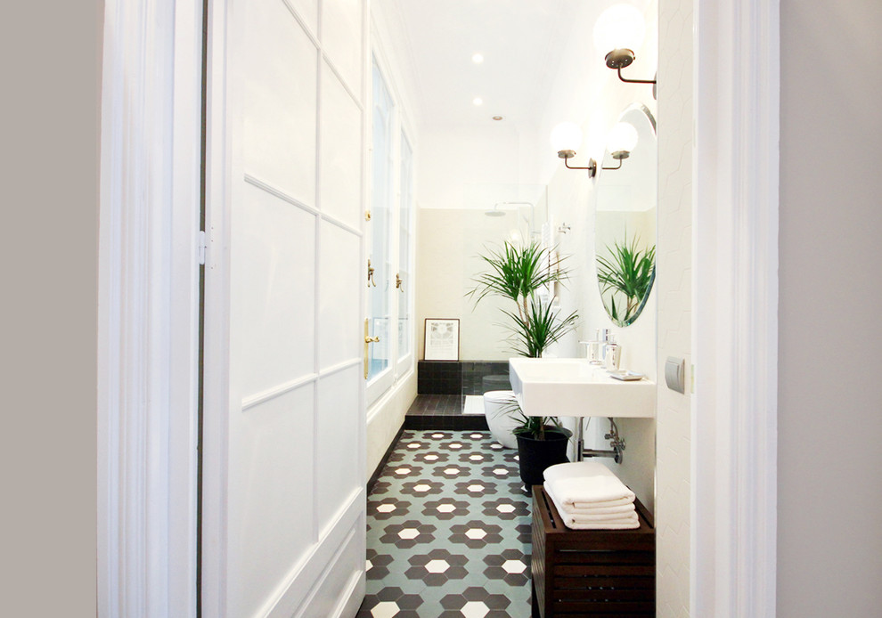 Foto di una stanza da bagno con doccia nordica di medie dimensioni con doccia aperta e pavimento con piastrelle in ceramica