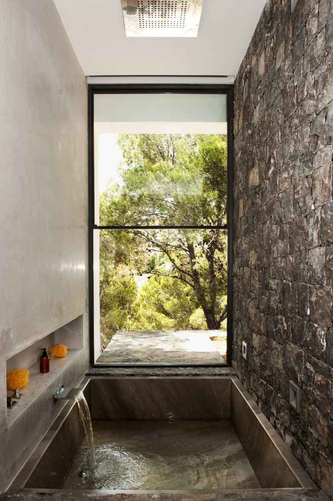 Imagen de cuarto de baño principal actual con bañera encastrada, ducha empotrada y paredes grises