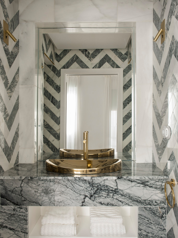 Foto di una grande stanza da bagno mediterranea con pareti bianche, pavimento in marmo, pavimento bianco e boiserie
