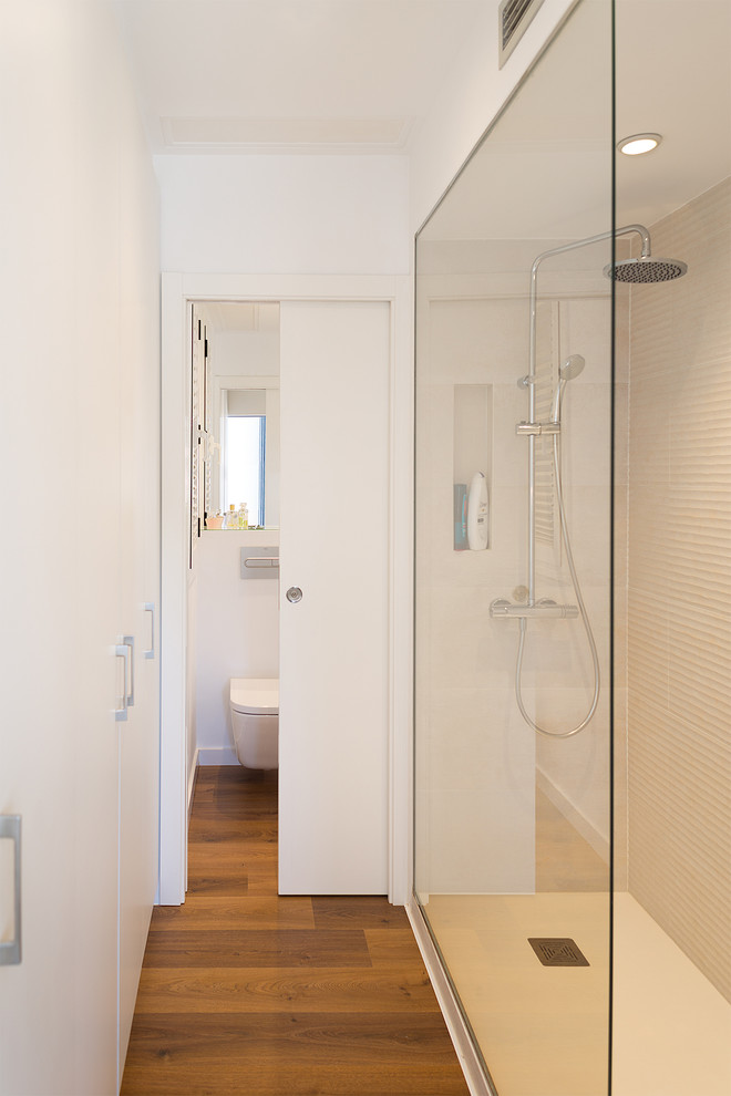 Idéer för att renovera ett mellanstort funkis badrum med dusch, med släta luckor, vita skåp, en dusch i en alkov, en vägghängd toalettstol, beige kakel, keramikplattor, beige väggar, mellanmörkt trägolv, ett fristående handfat, träbänkskiva, brunt golv och med dusch som är öppen