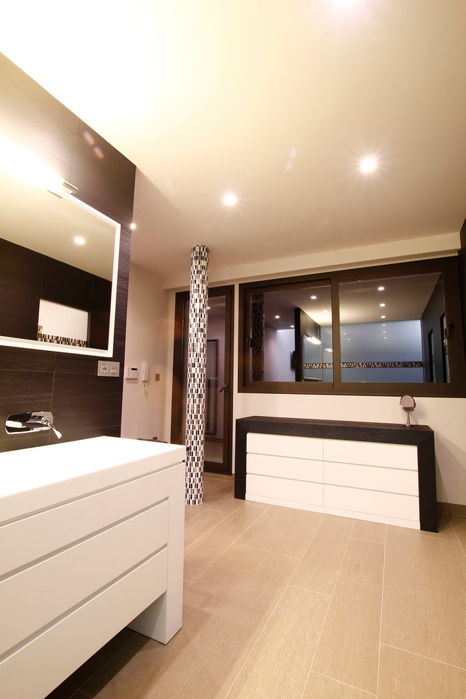 Idées déco pour une grande salle d'eau moderne en bois brun avec un placard sans porte, une douche ouverte, WC à poser, un carrelage marron, un lavabo intégré, un plan de toilette en surface solide, un sol marron, des carreaux de céramique, un mur gris, un sol en carrelage de céramique et une cabine de douche à porte battante.