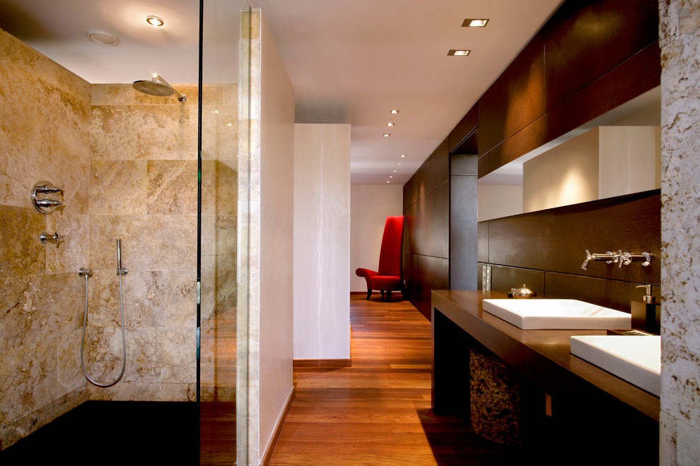 Ejemplo de cuarto de baño actual de tamaño medio con ducha a ras de suelo, paredes beige, suelo de madera en tonos medios, aseo y ducha y lavabo sobreencimera