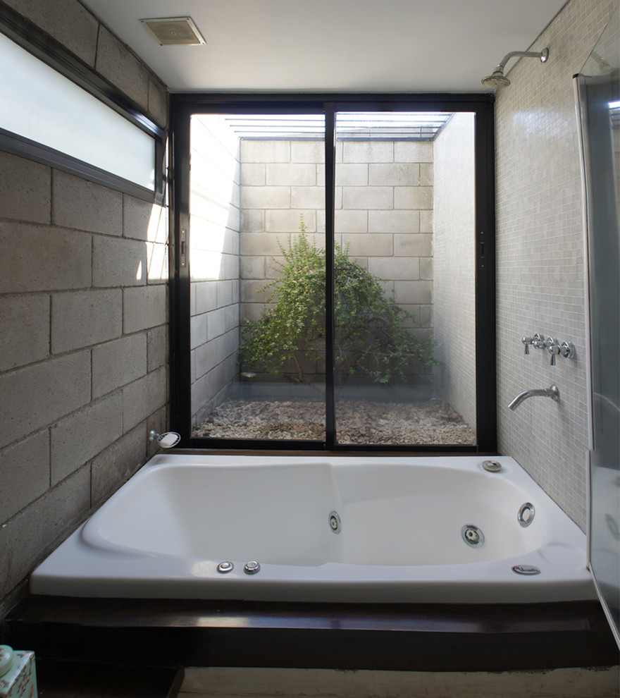 Exempel på ett lantligt en-suite badrum, med en jacuzzi, en dusch/badkar-kombination och dusch med gångjärnsdörr