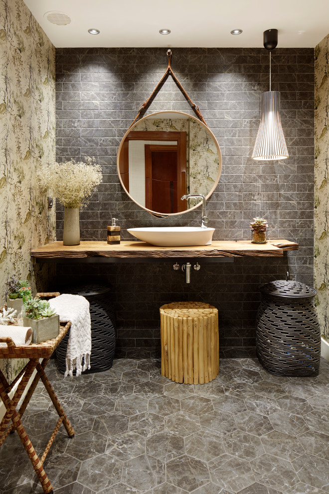 Diseño de cuarto de baño asiático con baldosas y/o azulejos grises, baldosas y/o azulejos de cemento, lavabo sobreencimera, encimera de madera, suelo gris y encimeras marrones
