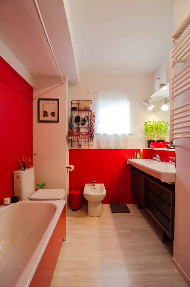 Idéer för ett mellanstort eklektiskt en-suite badrum, med släta luckor, ett badkar i en alkov, en dusch/badkar-kombination, en bidé, röda väggar, ljust trägolv och ett integrerad handfat