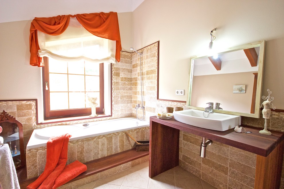Foto di una stanza da bagno padronale country di medie dimensioni con nessun'anta, vasca ad alcova, vasca/doccia, lavabo a bacinella e top in legno
