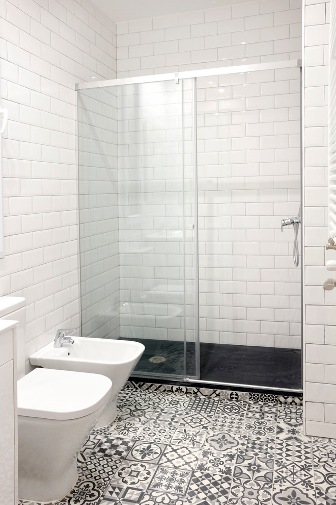 Immagine di una stanza da bagno con doccia scandinava di medie dimensioni con ante lisce, ante bianche, doccia alcova, bidè, pareti bianche e pavimento con piastrelle in ceramica