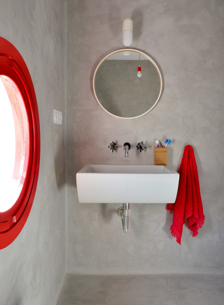Ejemplo de cuarto de baño principal contemporáneo pequeño con paredes grises, suelo de cemento, lavabo suspendido, suelo gris y microcemento