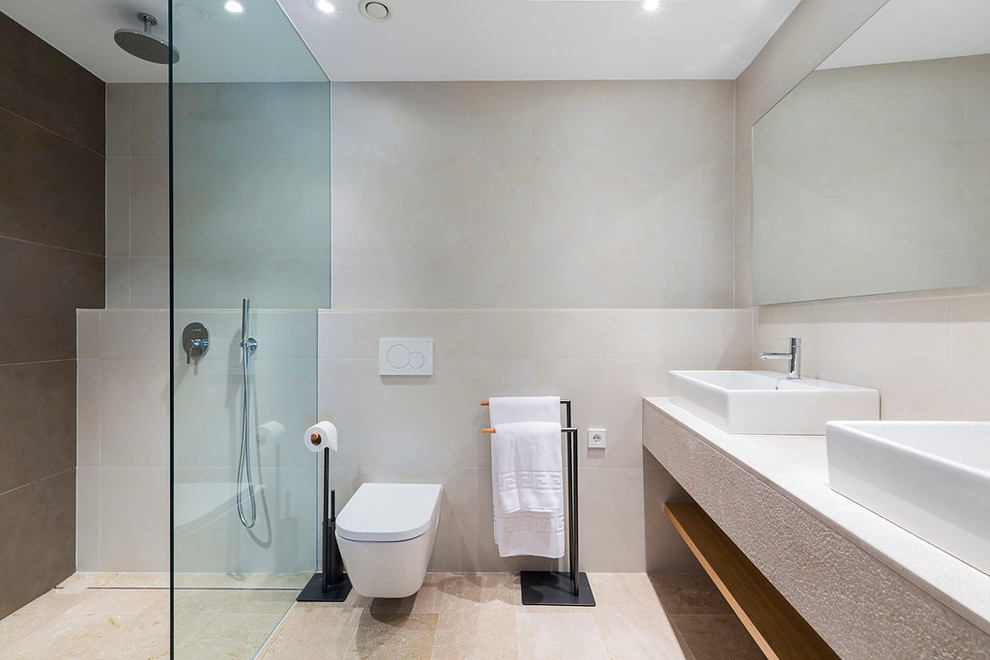 Ejemplo de cuarto de baño contemporáneo de tamaño medio con armarios abiertos, puertas de armario de madera oscura, ducha a ras de suelo, aseo y ducha y lavabo sobreencimera