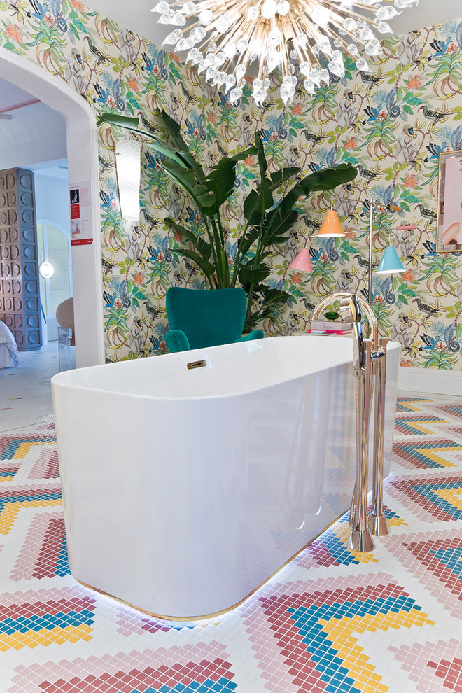 This is an example of an eclectic bathroom in Barcelona.