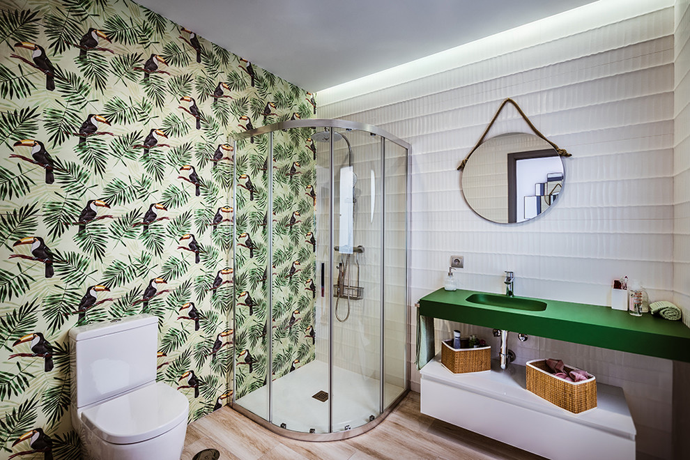 Идея дизайна: ванная комната в скандинавском стиле с фасадами островного типа, белыми фасадами, угловым душем, раздельным унитазом, белой плиткой, керамогранитной плиткой, зелеными стенами, светлым паркетным полом, душевой кабиной, монолитной раковиной, столешницей из искусственного кварца, коричневым полом, душем с раздвижными дверями, зеленой столешницей и зеркалом с подсветкой