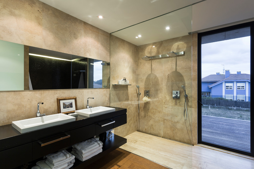 Идея дизайна: большая главная ванная комната в современном стиле с открытыми фасадами, черными фасадами, двойным душем, настольной раковиной, коричневыми стенами и паркетным полом среднего тона