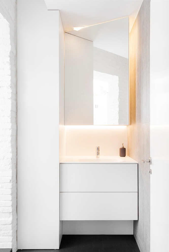 Cette photo montre une petite salle de bain principale tendance avec un placard à porte plane, des portes de placard blanches, un carrelage blanc et un plan de toilette en quartz modifié.
