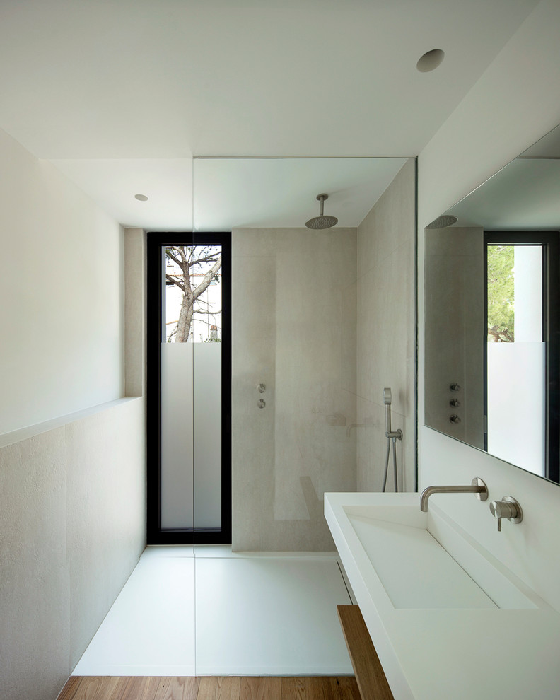 Mittelgroßes Modernes Duschbad mit integriertem Waschbecken, offenen Schränken, offener Dusche, beigen Fliesen, beiger Wandfarbe, braunem Holzboden, braunem Boden und offener Dusche in Sonstige