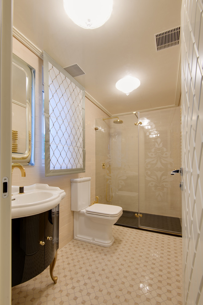 Ejemplo de cuarto de baño tradicional de tamaño medio con armarios con paneles lisos, puertas de armario negras, ducha empotrada, sanitario de dos piezas, paredes beige, aseo y ducha y lavabo tipo consola