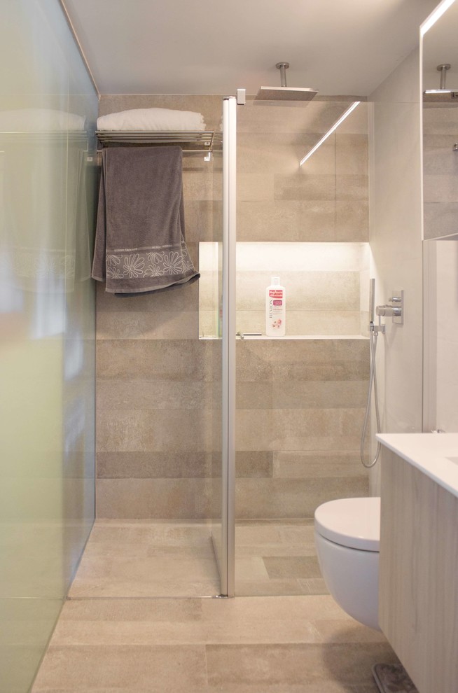Esempio di una piccola stanza da bagno padronale con doccia a filo pavimento, WC sospeso, lavabo a bacinella e porta doccia a battente