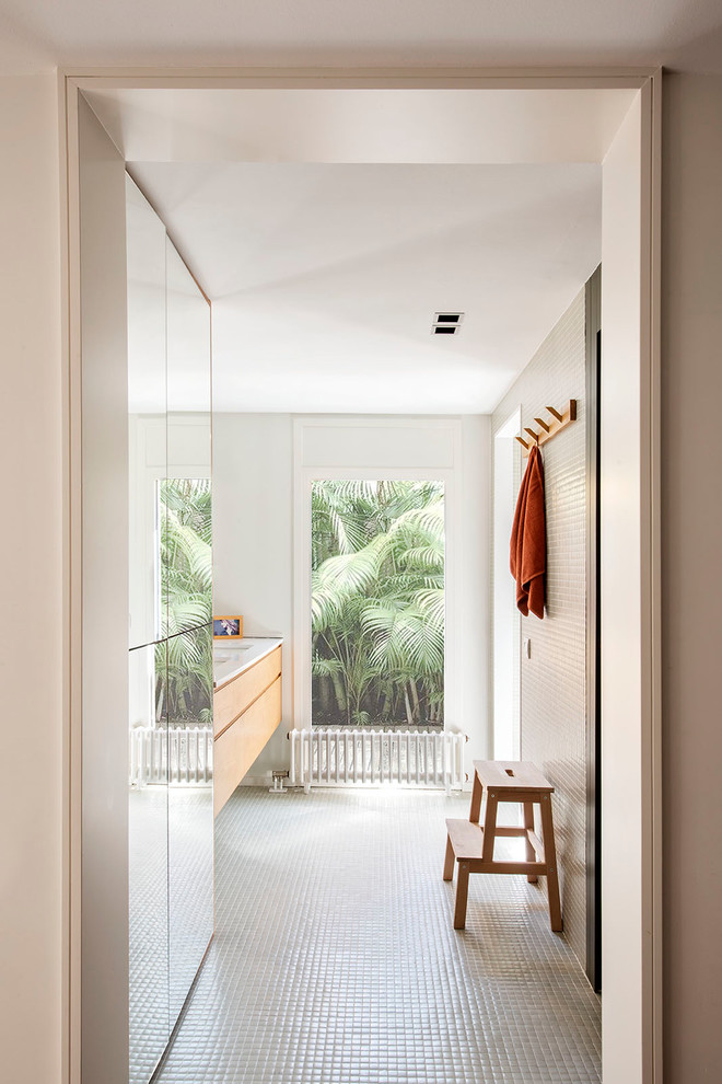 Diseño de cuarto de baño principal actual grande con puertas de armario de madera oscura, sanitario de una pieza, baldosas y/o azulejos de cerámica, encimera de cuarzo compacto, encimeras blancas, armarios con paneles lisos, baldosas y/o azulejos beige, lavabo bajoencimera y suelo blanco