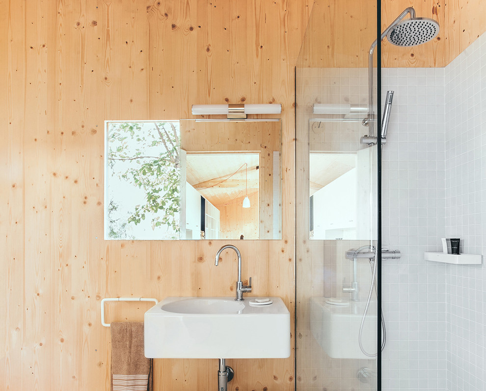 Foto de cuarto de baño nórdico pequeño con lavabo suspendido, ducha esquinera, baldosas y/o azulejos grises, baldosas y/o azulejos de cerámica, paredes marrones y aseo y ducha