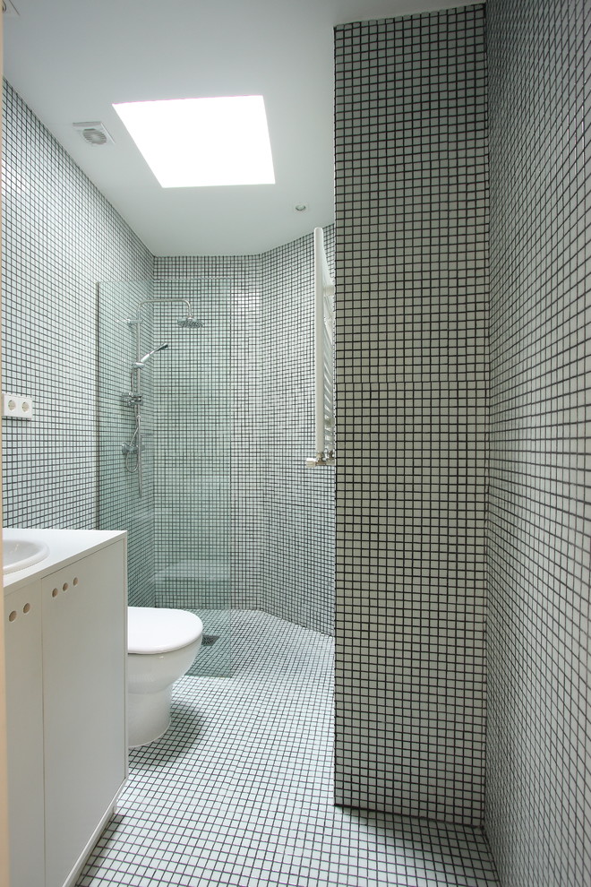 Immagine di una stanza da bagno padronale design di medie dimensioni con ante lisce, ante bianche, doccia a filo pavimento, WC a due pezzi e lavabo sottopiano