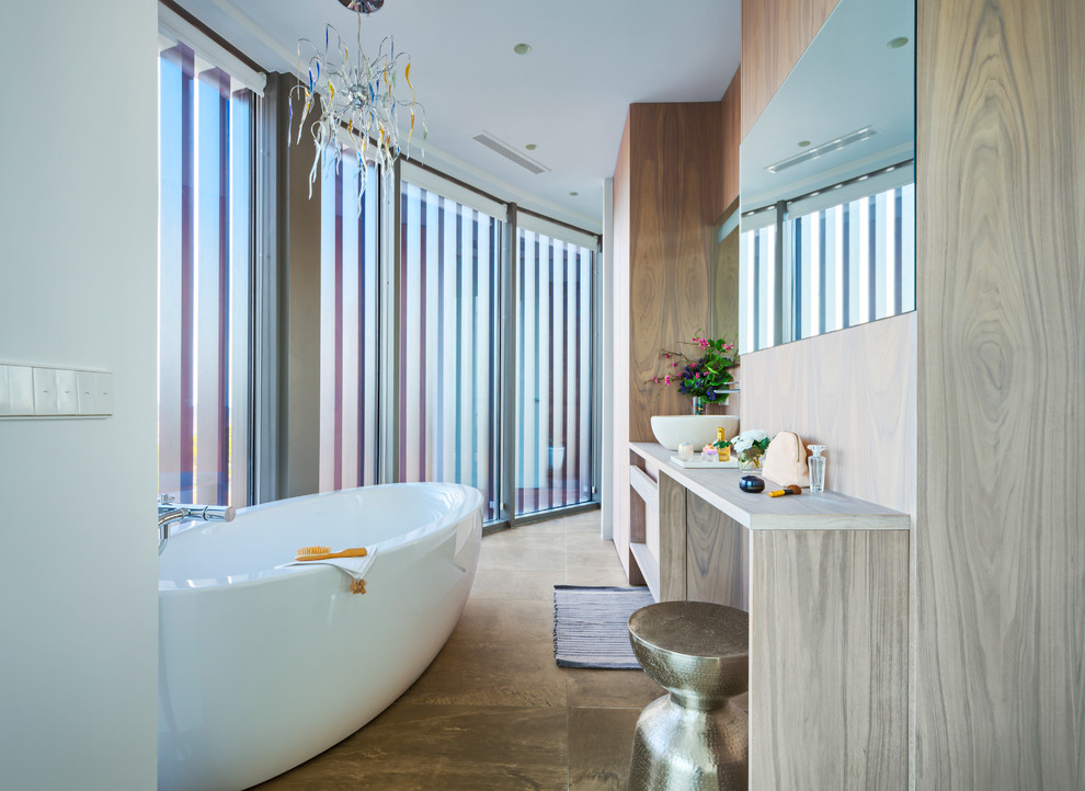 Свежая идея для дизайна: главная ванная комната среднего размера в стиле фьюжн с плоскими фасадами, фасадами цвета дерева среднего тона, отдельно стоящей ванной, душем над ванной и настольной раковиной - отличное фото интерьера