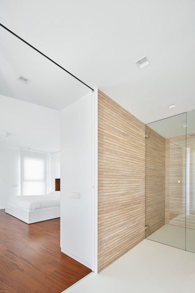 Идея дизайна: ванная комната в современном стиле с плоскими фасадами, белыми фасадами, душем без бортиков, инсталляцией, белой плиткой, керамической плиткой, белыми стенами, полом из керамической плитки, подвесной раковиной, белым полом и душем с распашными дверями