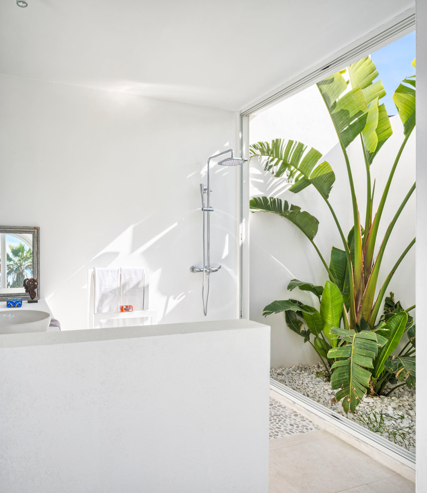 Imagen de cuarto de baño principal mediterráneo grande con paredes blancas, lavabo sobreencimera y suelo blanco