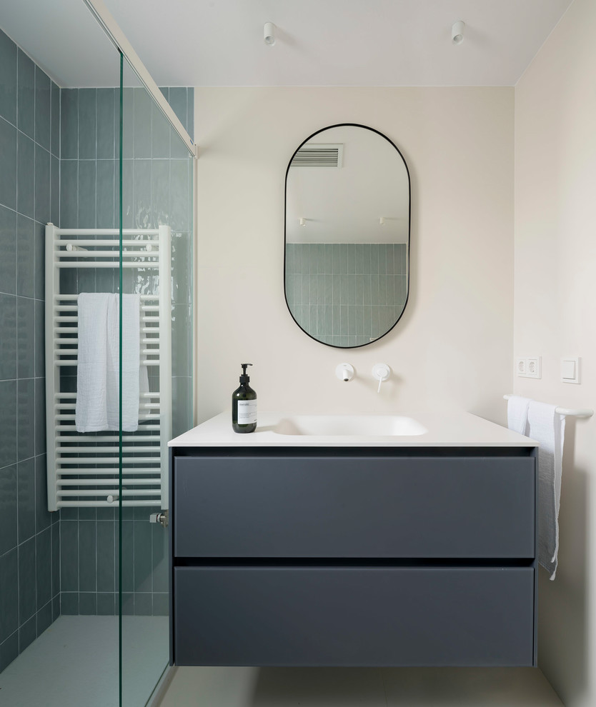 Foto på ett mellanstort minimalistiskt vit badrum med dusch, med släta luckor, grå skåp, grå kakel, beige väggar, ett integrerad handfat och grått golv